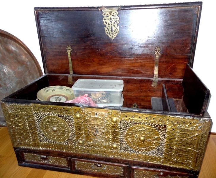 Mandoos antique Omani weddingchest (Bombay style)